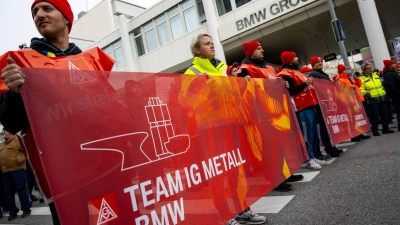 Metaller demonstrieren bei BMW für kräftige Lohnerhöhungen (Foto: Lennart Preiss/dpa)