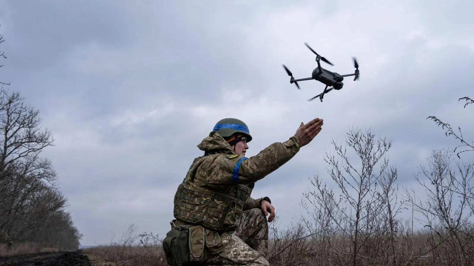 Die US-Regierung stellt der Ukraine zur Abwehr des russischen Angriffskriegs weitere milliardenschwere Militärhilfen zur Verfügung - unter anderem Drohnen. (Foto: Evgeniy Maloletka/AP/dpa)