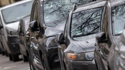 Die Deutsche Umwelthilfe hat in 150 deutschen Städten höhere Parkgebühren und Parkbeschränkungen für SUV-Fahrzeuge beantragt. (Foto: Sebastian Gollnow/dpa)