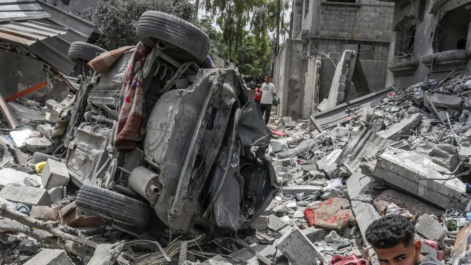 Zerstörte Häuser nach einem israelischen Luftangriff auf das Lager Nuseirat. (Foto: Abed Rahim Khatib/dpa)