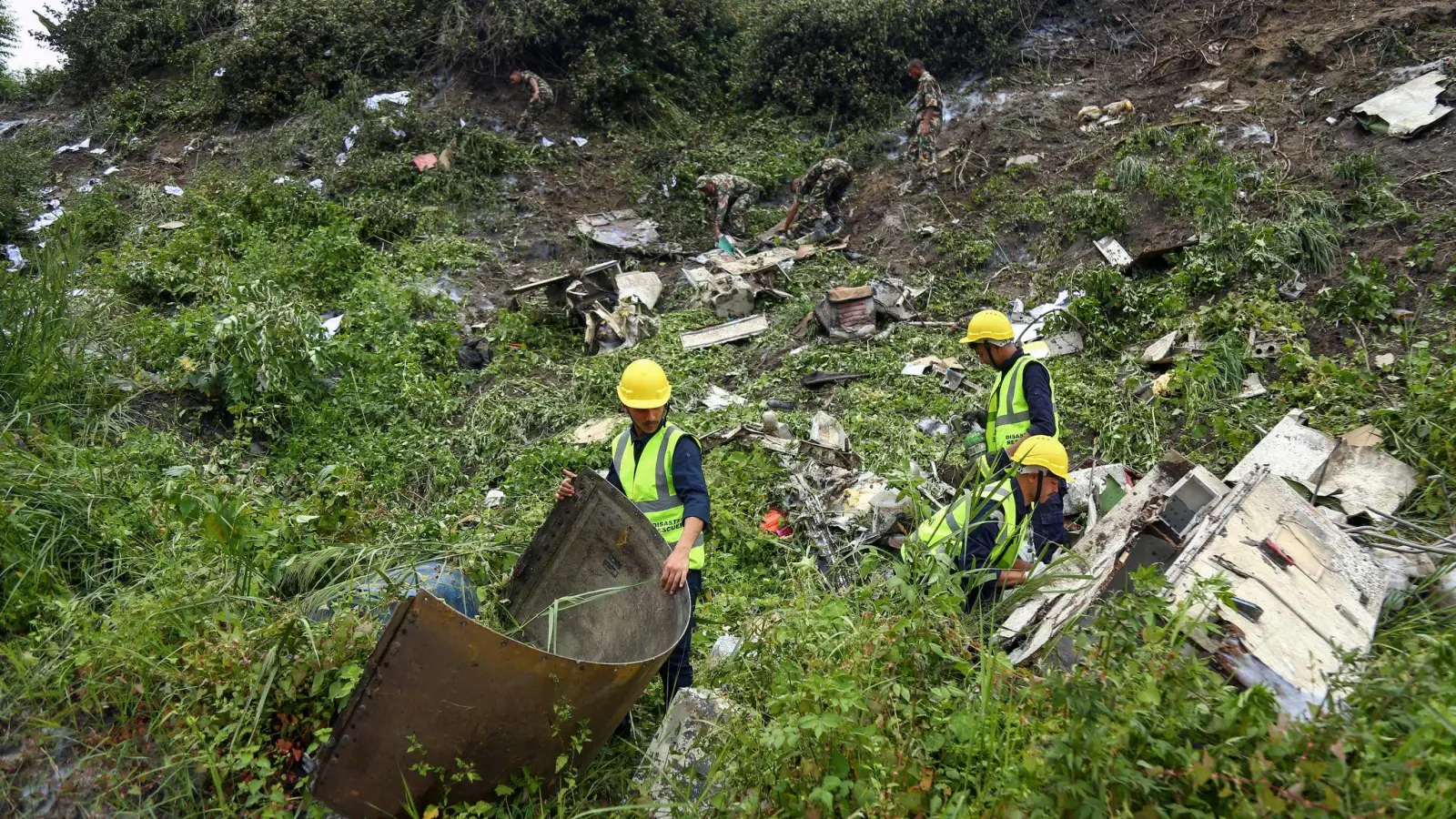 In Nepal gibt es wegen der gebirgigen Lage und der sich schnell ändernden Wetterverhältnisse, aber auch wegen Sicherheitsmängeln immer wieder Flugzeugunglücke. (Foto: Sujan Gurung/AP)