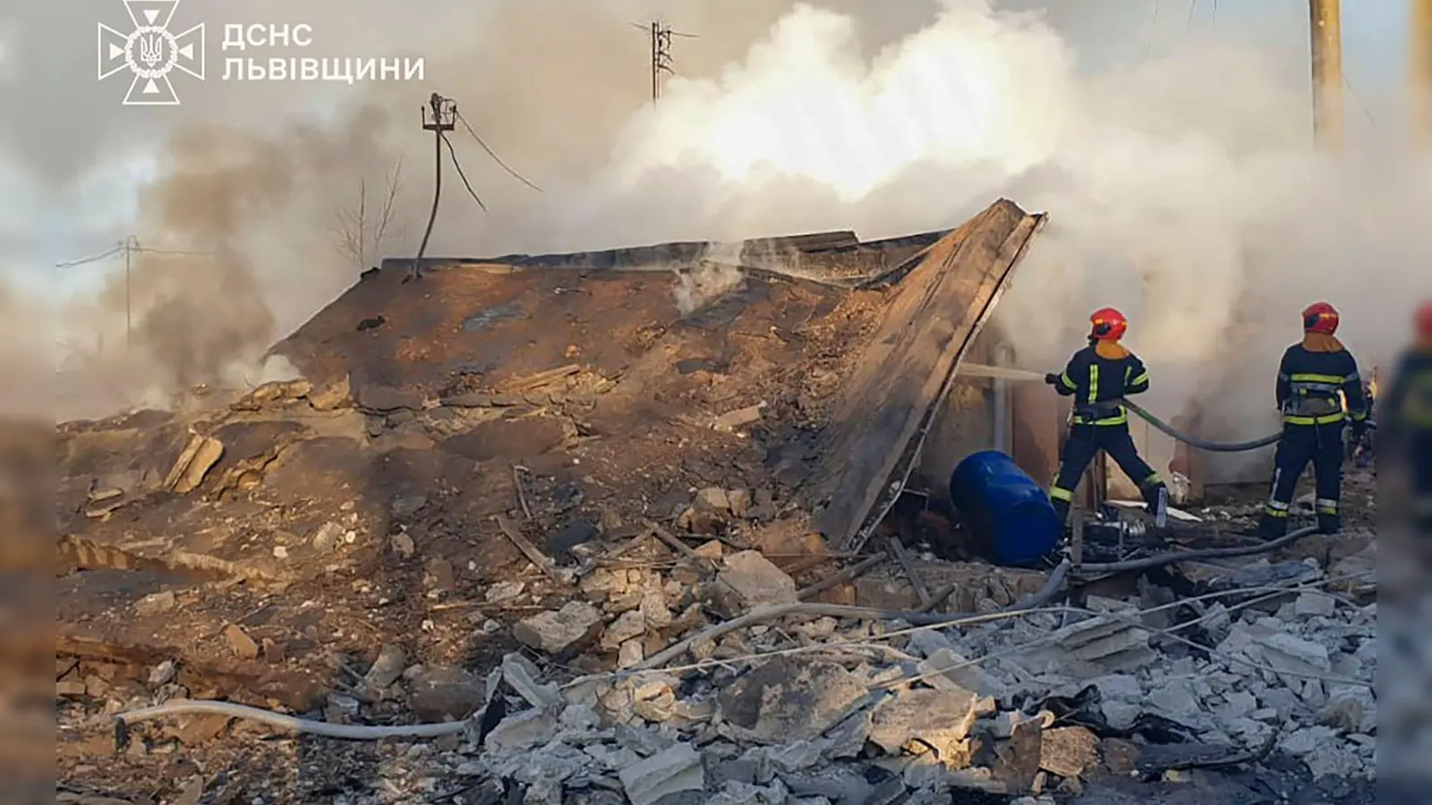 Russische Angriffe rufen in der Ukraine immer wieder schwere Zerstörungen hervor, wie hier in Lwiw am Sonntag. (Foto: Uncredited/Ukrainian Emergency Service via AP/dpa)