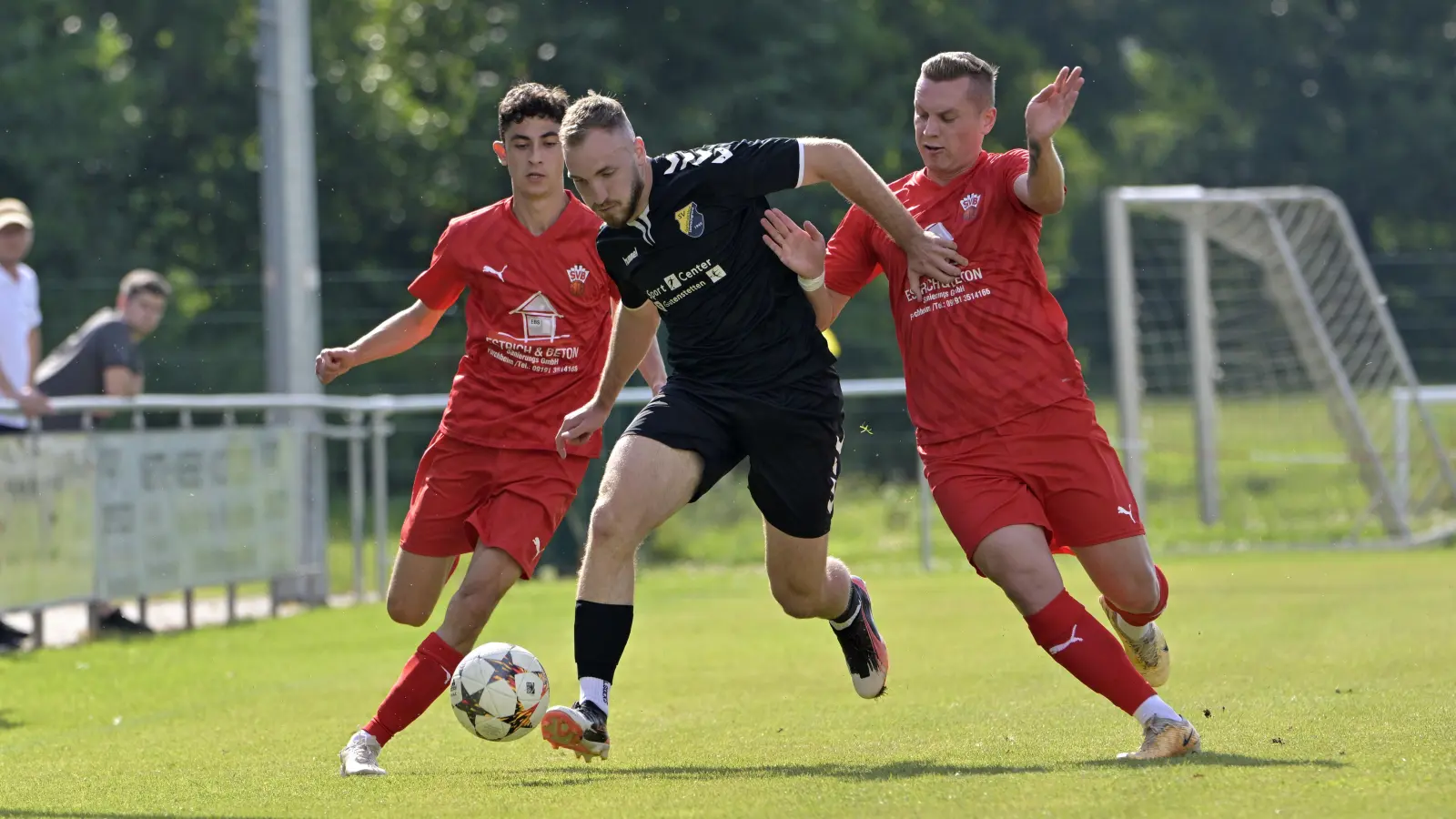 Doppeltorschütze für den SVG Steinachgrund zum Saisonauftakt: Niklas Rückel (Mitte) erzielte die Treffer zum 1:2 und 2:2 gegen den SV Buckenhofen (rechts Lukas Schmittschmitt). (Foto: Martin Rügner)