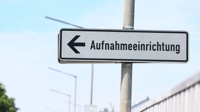 Flüchtlinge können finanzielle Hilfe erhalten, wenn sie Deutschland freiwillig wieder verlassen. Bis Ende Oktober machten 1.803 Menschen in Bayern von dieser Möglichkeit Gebrauch. (Symbolbild) (Foto: Daniel Löb/dpa)