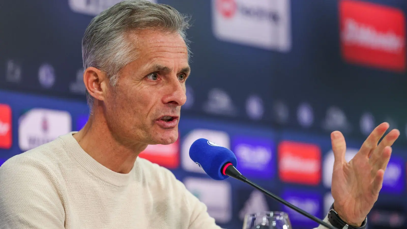 Erkennt erste Fortschritte bei seiner Mannschaft: Schalkes neuer Coach Kees van Wonderen.   (Foto: Tim Rehbein/dpa)