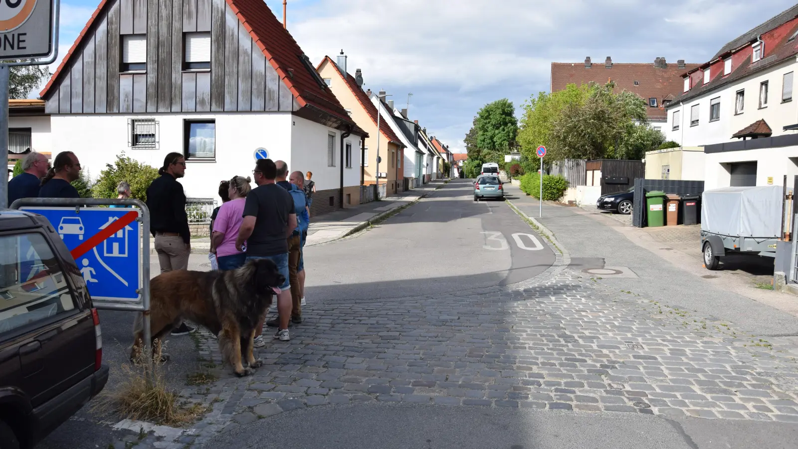 Anwohner und Vertreter der Kommunalpolitik trafen sich im Juli an der Dombachstraße. (Archivfoto: Florian Schwab)