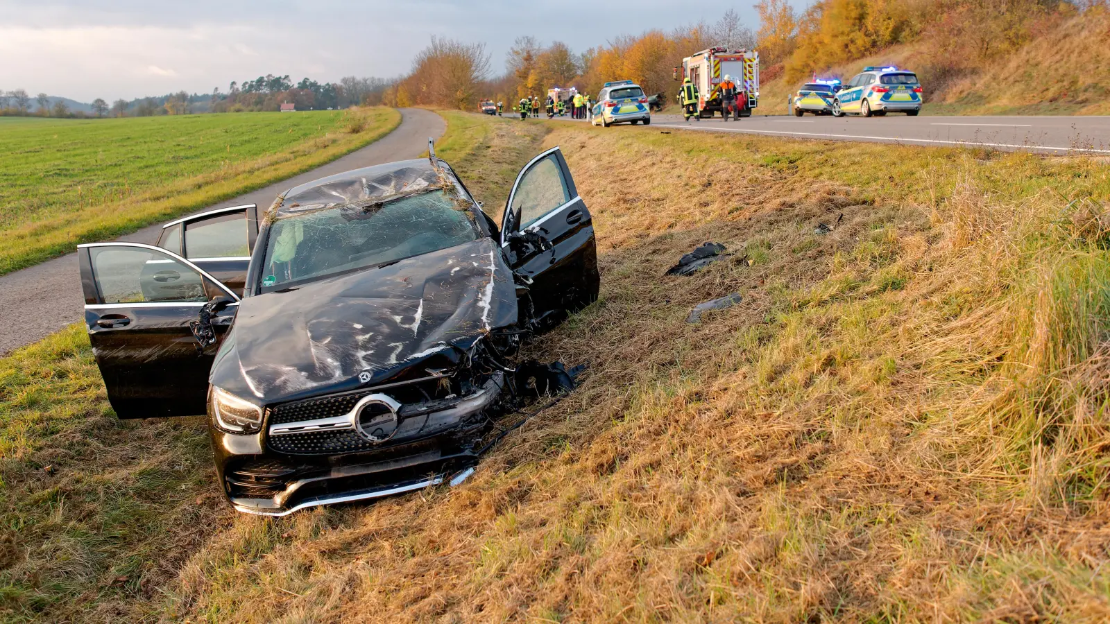 Bei dem Unfall kollidierte ein Mercedes frontal mit einem Seat. Dessen Fahrer starb noch an der Unfallstelle. Die Beifahrerin und der Mercedes-Fahrer erlitten schwere Verletzungen. (Foto: Tizian Gerbing)