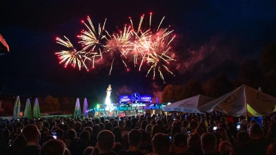 Trotz nicht ganz optimalen Wetters lockte das Kirchweih-Feuerwerk am Mittwochabend eine riesige Publikumsschar auf den Neustädter Festplatz. (Foto: Mirko Fryska)