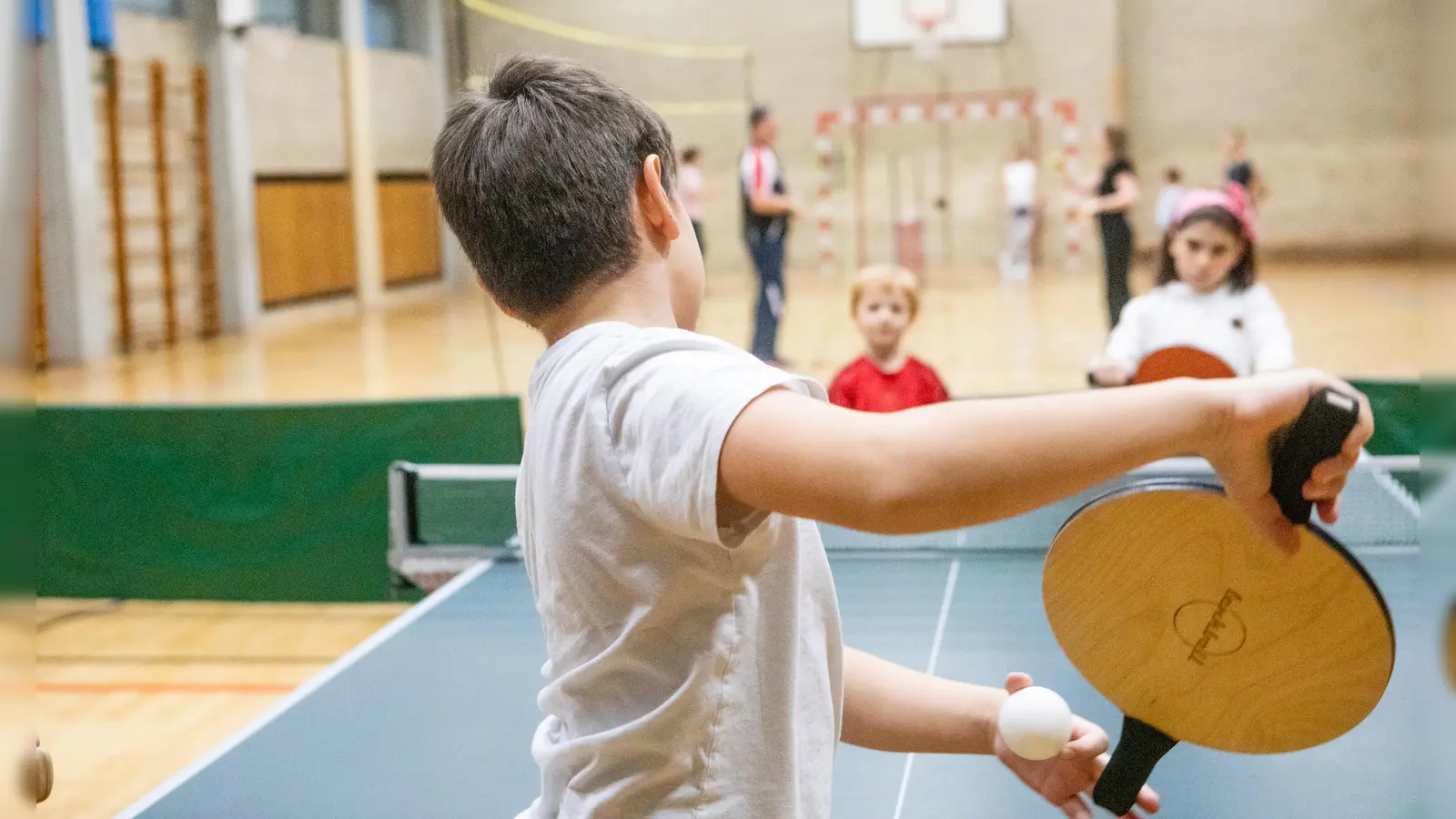 Ob an der Tischtennisplatte oder einem Netz: Die Kinder und Erwachsenen haben sichtlich Spaß am Spielen der neuen Sportart, die in Ansbach entwickelt wurde. (Foto: Evi Lemberger)