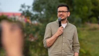 Ilja Jaschin bei einer Veranstaltung im Berliner Mauerpark kurz nach seiner Freilassung. Dort betonte er seine Solidarität mit der Ukraine. (Archivbild) (Foto: Christophe Gateau/dpa)