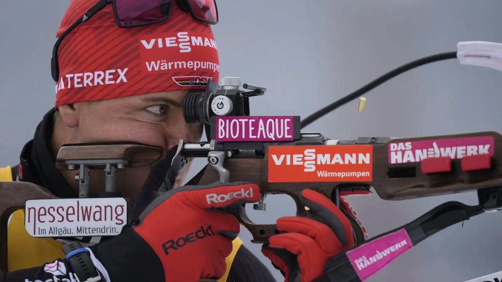 Philipp Nawrath beim Schießen. (Foto: Matthias Schrader/AP/dpa)