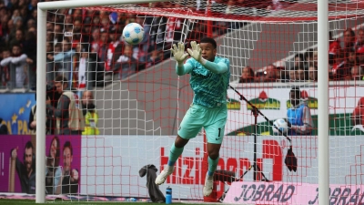 Auch dank Torwart Noah Atubolu stand beim SC Freiburg in Bremen die Null. (Foto: Philipp von Ditfurth/dpa)