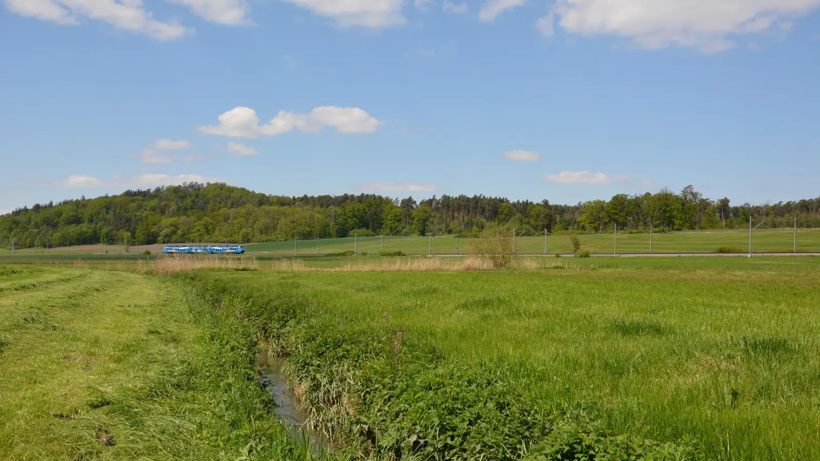 Mitten im Naturpark Frankenhöhe und einem Landschaftsschutzgebiet, begrenzt durch Bahnlinie und Fränkische Rezat, soll die Freiland-Photovoltaikanlage „Bürgersolar Mitteldachstetten“ entstehen. Der Gemeinderat sprach sich dagegen aus. (Foto: Peter Pickel)