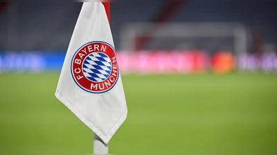 Das Vereinswappen des FC Bayern München auf einer Eckfahne. (Foto: Sven Hoppe/dpa/Symbolbild)