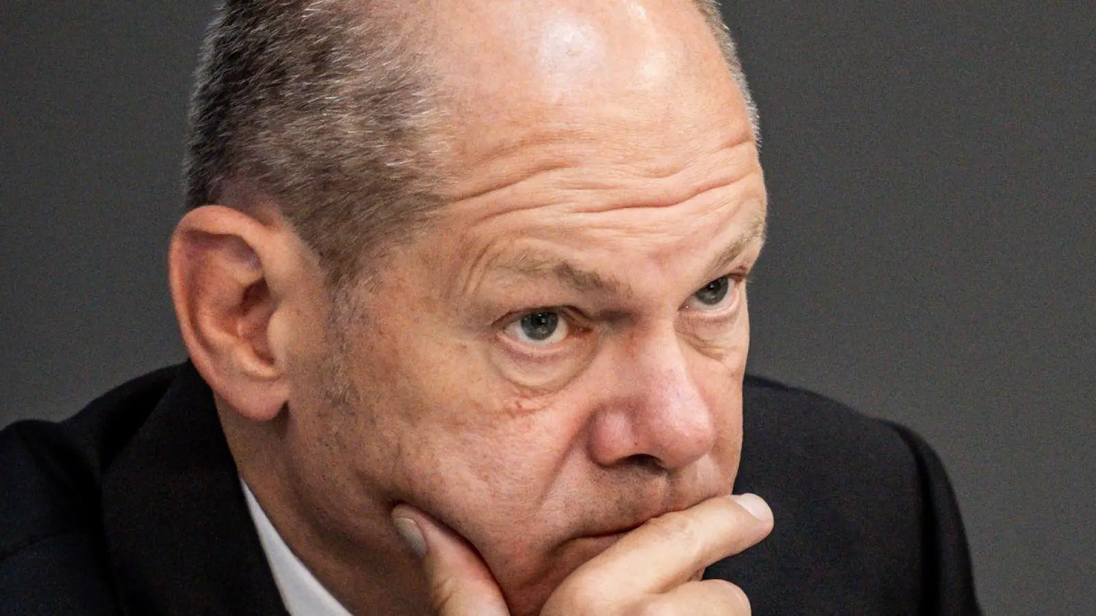 Scholz hat entschieden, dass die Ukraine von Deutschland gelieferte Waffen auch gegen militärische Ziele in Russland abfeuern darf. (Foto: Michael Kappeler/dpa)