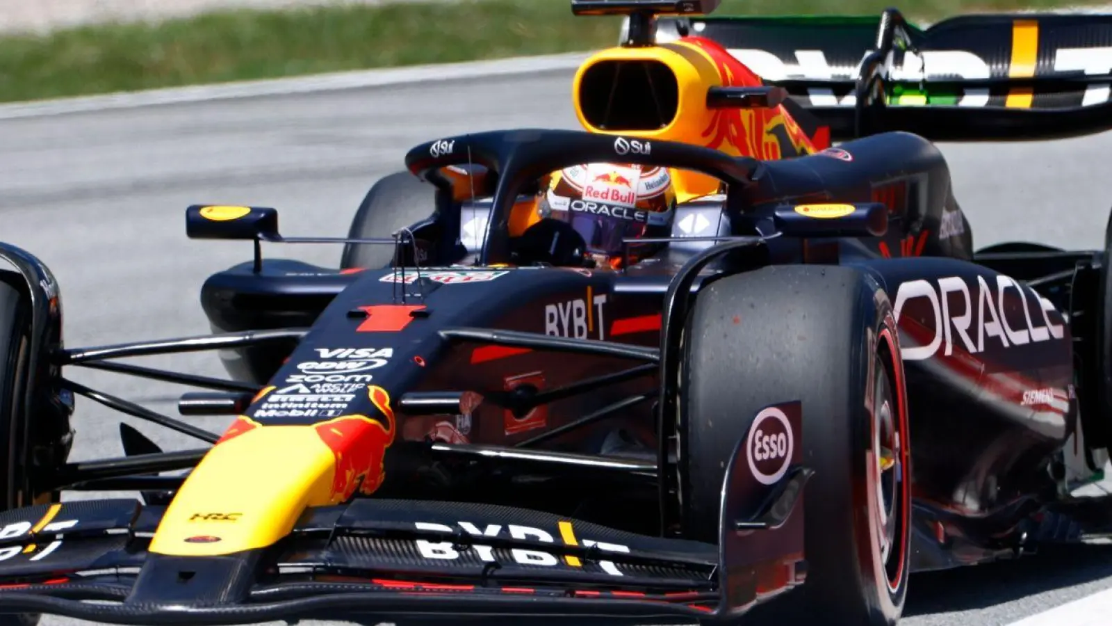 Wurde im Auftakttraining von Barcelona Zweiter: Max Verstappen. (Foto: Joan Monfort/AP/dpa)