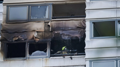 Kräfte der Feuerwehr im Einsatz in dem in Brand geratenen Hochhaus in Berlin-Kreuzberg. (Foto: Annette Riedl/dpa)