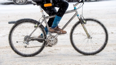 Vorausschauend und rücksichtsvoll: Auch Radfahrer halten auf winterlichen Straßen besser noch mehr Abstand zu anderen Verkehrsteilnehmern. (Foto: Zacharie Scheurer/dpa-tmn)