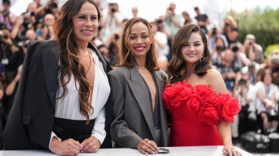 Karla Sofía Gascon, Zoe Saldana und Selena Gomez in Cannes. (Foto: Scott A Garfitt/Invision/AP/dpa)