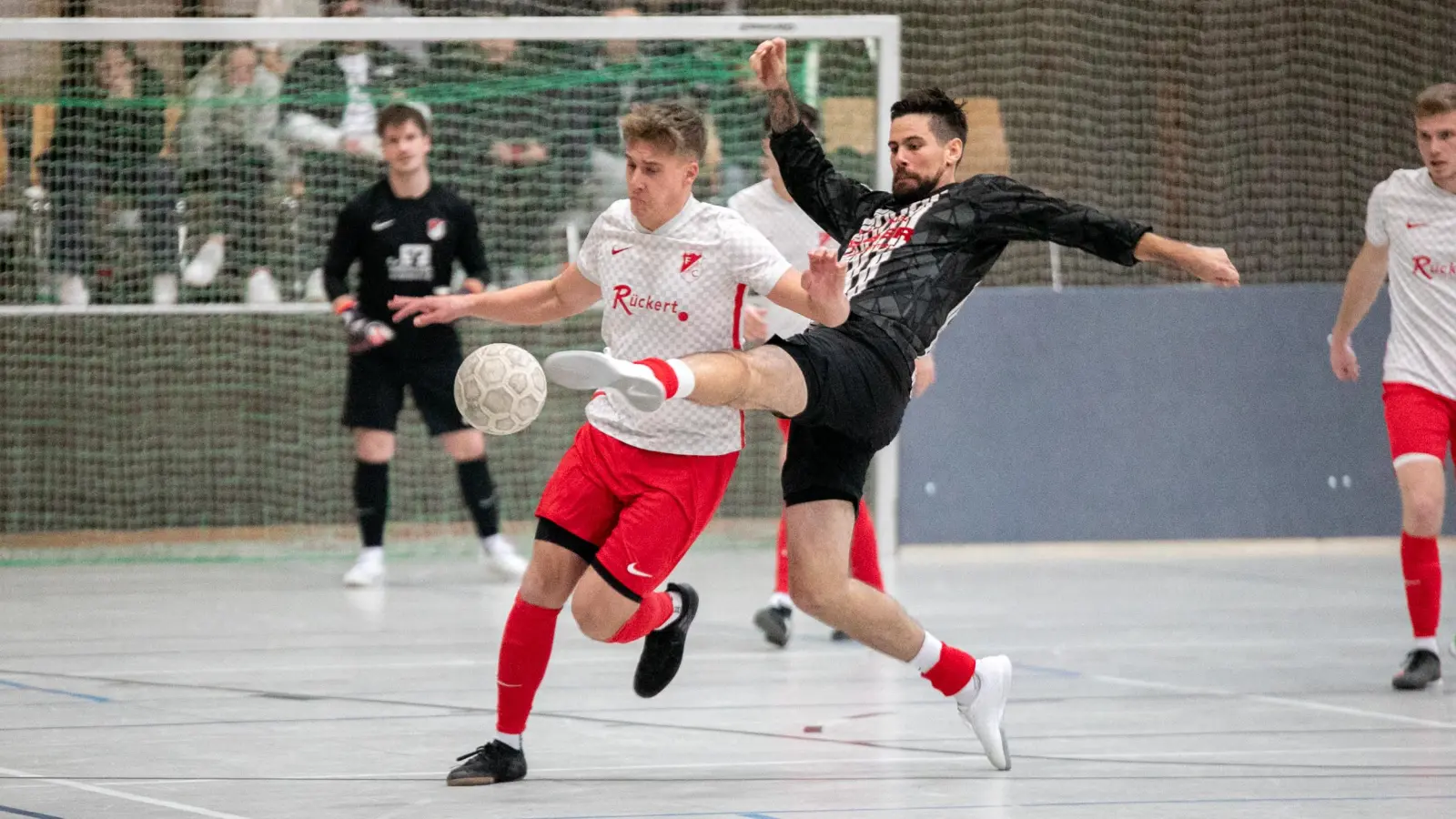 Kann es auch im Feld: Thorsten Kirschbaum (rechts) beim Hallenturnier in Obernzenn (links Emil Döhler vom FC Oberndorf). (Foto: Markus Zahn)