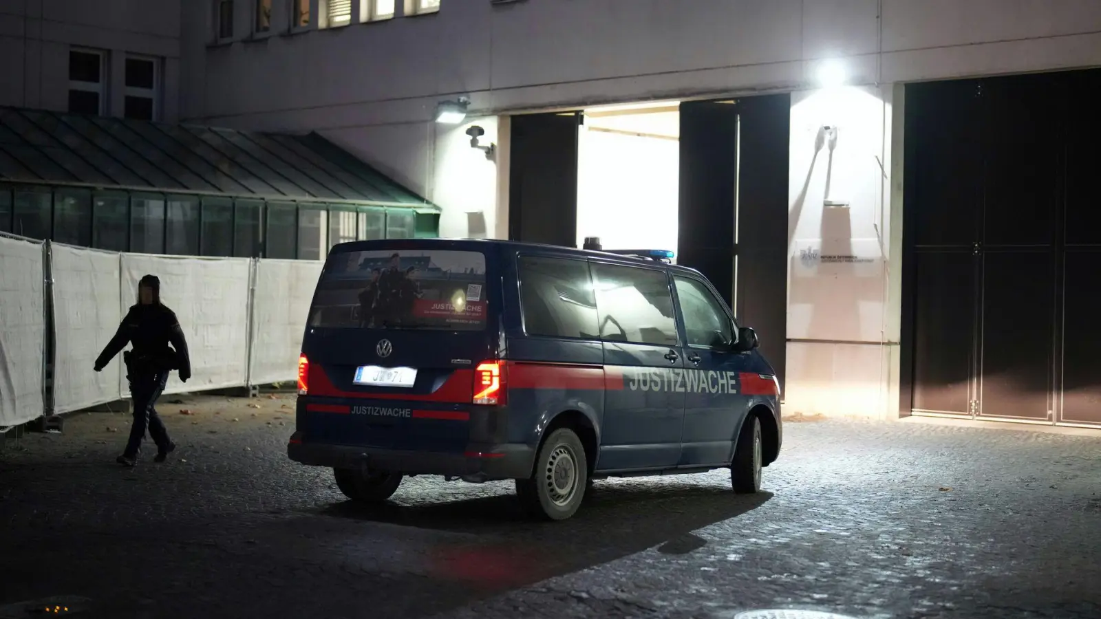 Benko wurde von Innsbruck in diese Justizvollszugsanstalt in Wien überstellt. (Foto: Georg Hochmuth/APA/dpa)