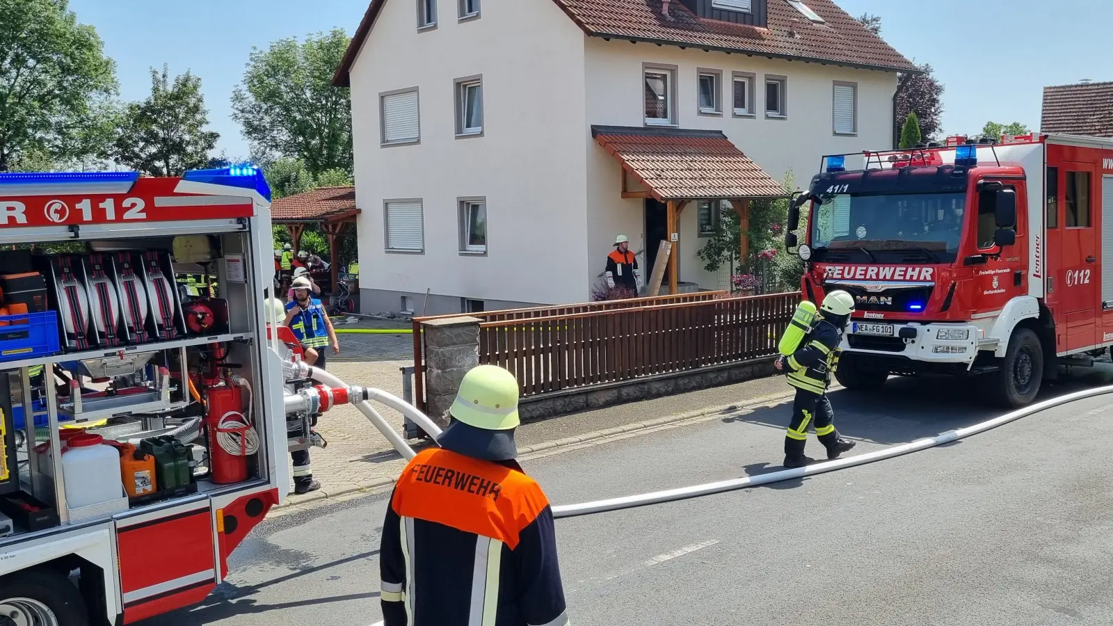 Die Feuerwehrleute hatten den Kellerbrand rasch unter Kontrolle. (Foto: Rainer Weiskirchen)