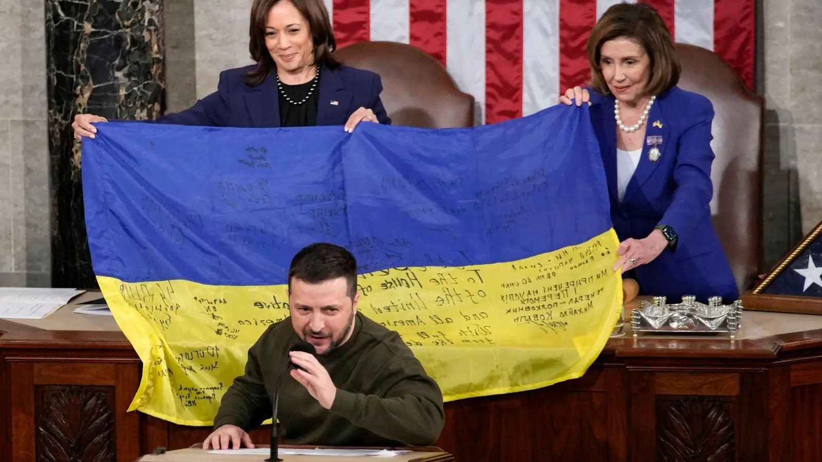 Selenskyj überreichte dem Kongress eine ukrainische Flagge, die von den Frontsoldaten in Bachmut signiert wurde. (Foto: Carolyn Kaster/AP/dpa)