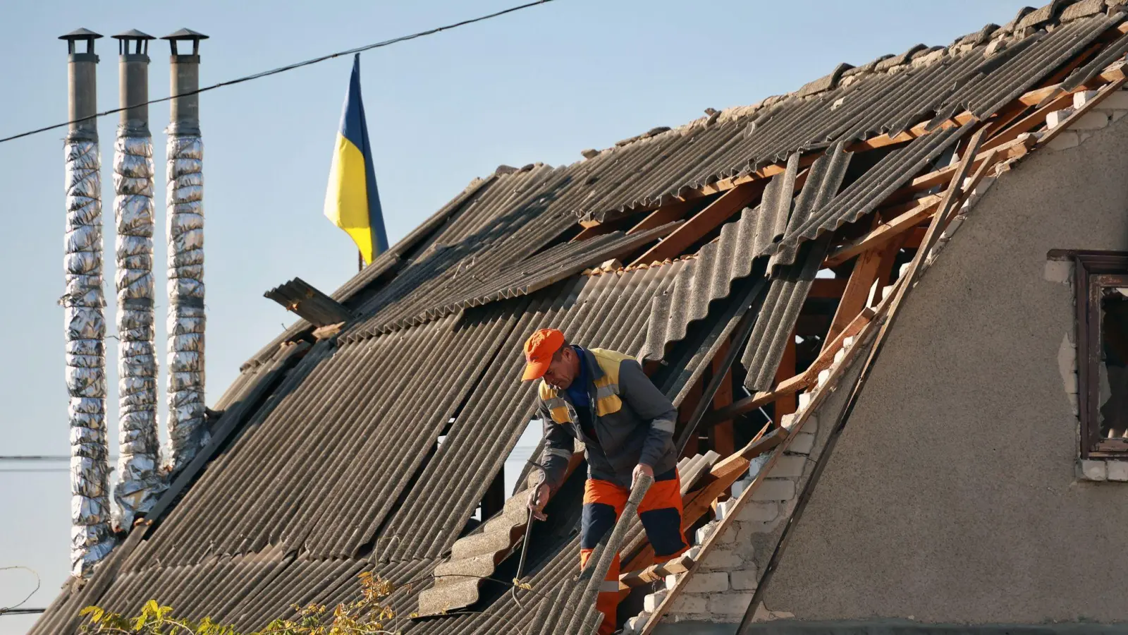 Immer wieder werden private Wohnhäuser durch Drohnenangriffe beschädigt (Archivbild). (Foto: ---/Ukrinform/dpa)