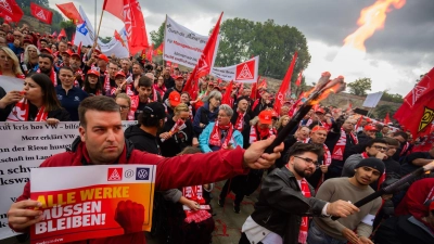 Zum Tarifauftakt in Hannover protestieren Tausende Mitarbeiter gegen die VW-Sarpläne. (Foto: Julian Stratenschulte/dpa)