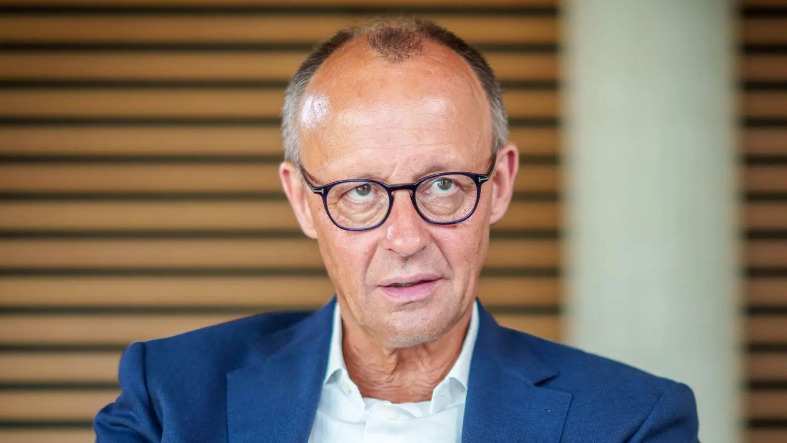 Unionsfraktionschef Friedrich Merz wirft Russland nach dem verheerenden Raketenangriff auf die zentralukrainische Stadt Poltawa in einem Interview der Deutschen Presse-Agentur Kriegsverbrechen vor. (Foto: Michael Kappeler/dpa)