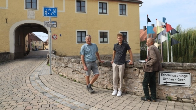 Vor dem ersten Bauabschnitt rechts neben dem Oberen Tor beraten Bauunternehmer Peter Ottmann, Bürgermeister Marco Meier und Architekt Hartwig Werner über die Stadtmauer (von links). Für das Gesamtprojekt rechnet der Rathauschef mit rund zwei Millionen Euro Kosten. (Foto: Oliver Herbst)