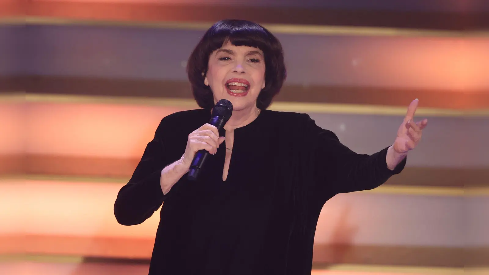 Mireille Mathieu will mehr Zeit für sich (Archivbild). (Foto: Bodo Schackow/dpa)