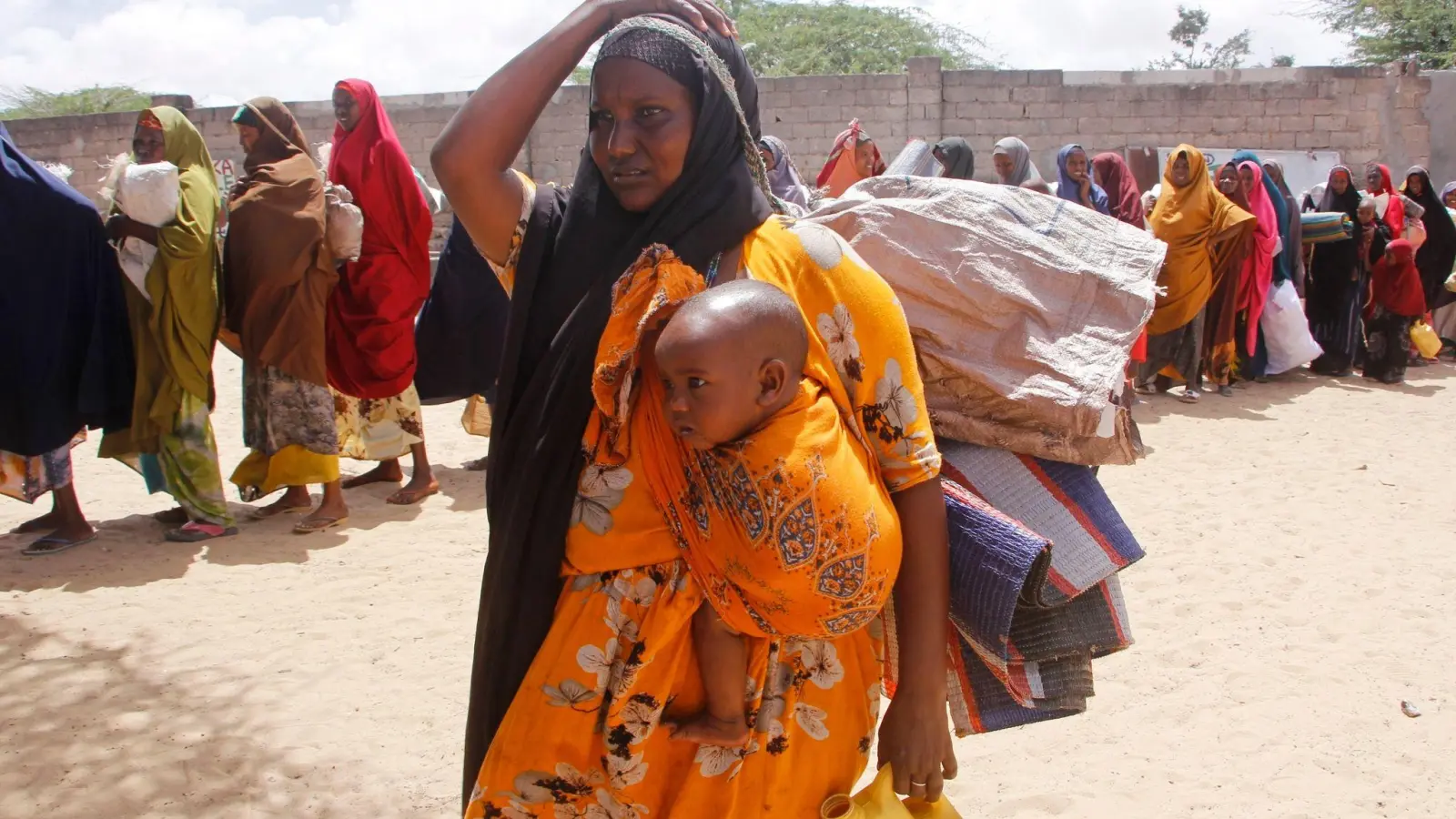 Menschen, die vor einer Dürre geflohen sind, in einer behelfsmäßigen Unterkunft für Vertriebene in Mogadischu (Somalia). (Foto: Farah Abdi Warsameh/AP/dpa)