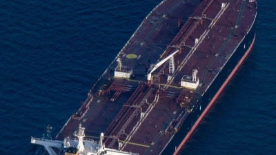 Der Tanker „Eventin“ ankert inzwischen selbstständig, nachdem er zuvor von Schleppern gehalten wurde. Weiterfahren darf er vorerst nicht, obwohl die Maschine wieder läuft. (Foto: Stefan Sauer/dpa)