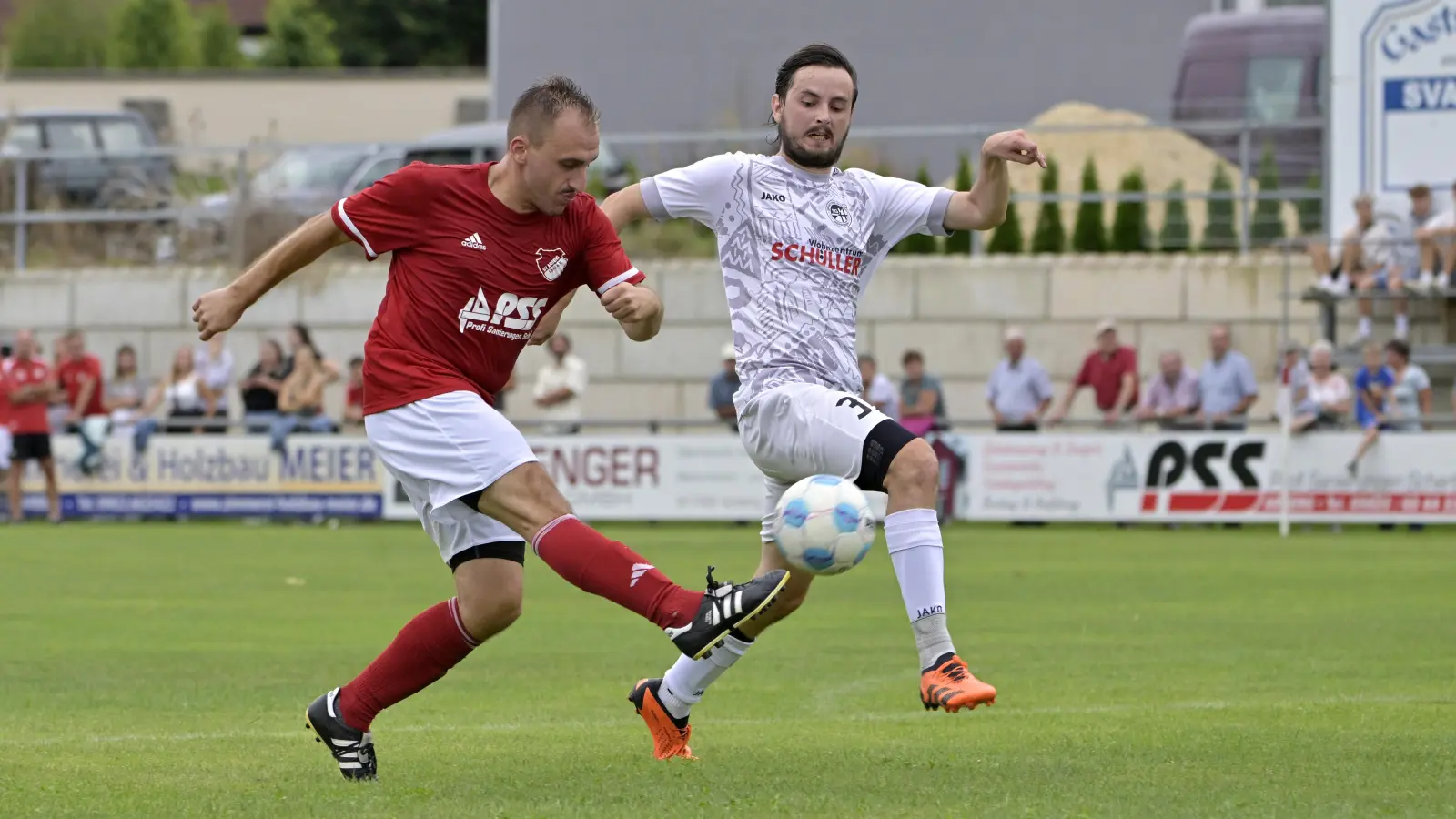 Überraschend deutlich mit 0:4 unterlag der SV Arberg (links Marco Rieger) am vergangenen Wochenende der SG TSV/DJK Herrieden (Tom Plohmer). Am Samstag muss der SVA nach Meckenhausen, das zeitgleich geplante Kirchweih-Heimspiel der Herrieder wurde vom FC Schwand abgesagt. (Foto: Martin Rügner)