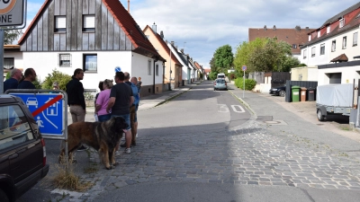 Vor allem an der Stelle, an der der verkehrsberuhigte Bereich endet, treten manche Verkehrsteilnehmer ordentlich aufs Gaspedal. So schildern es Anwohner der Dombachstraße. (Archivfoto: Florian Schwab)