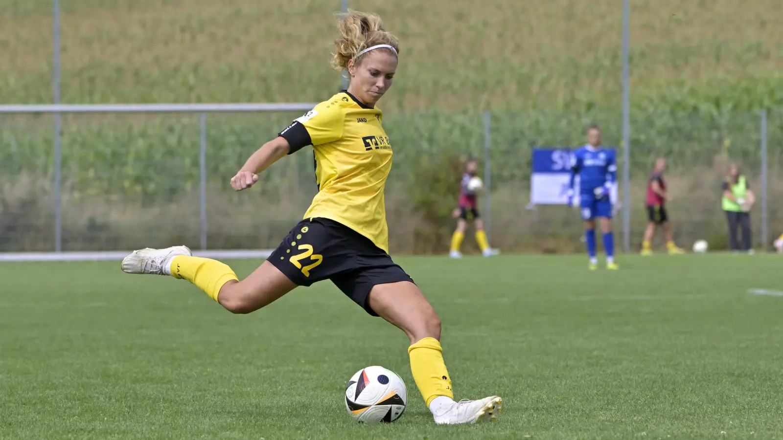 Ein Flugball von Leonie Haberäcker (hier im Spiel gegen Meppen) an Torjägerin Lisa Wich, hat dem SV Weinberg den 2:0-Sieg gegen die SG Andernach beschert. Dank den bisherigen beiden Siegen führen die Weinbergerinnen die Tabelle an der Spitze an. (Foto: Martin Rügner)