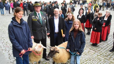 Die beiden Schafe Charlotte (links), geführt von Josefine Molitor, und Berta, geführt von Mia Molitor, genossen die Aufmerksamkeit. Sie durften dann den Zug der Schützengilde mit Schützenmeister Michael Ehrlinger und Oberbürgermeister Dr. Markus Naser und seiner Frau Nadine an der Spitze anführen. (Foto: Gerhard Krämer)