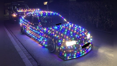 Mit Weihnachtsbeleuchtung unterwegs: Junger Fahrer in Schongau feiert ein besonderes Tuning-Weihnachten. (Foto: Polizeiinspektion Schongau/dpa)