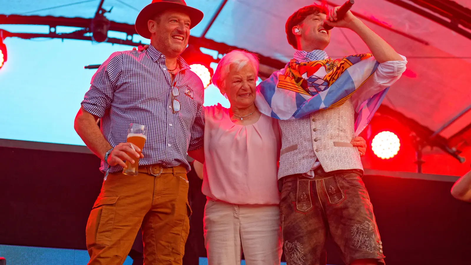 Die Tränen fließen: Vater und Oma überraschen „Tream” in Herzogenaurach bei seinem Auftritt auf dem Open Beatz. (Foto: Tizian Gerbing)