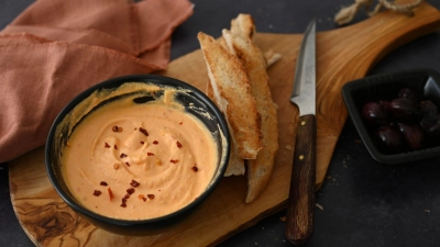 Herrlich cremig und mit dem Raucharoma gerösteter Paprika lässt sich dieser Dip auch direkt aufs Brot streichen und genießen. (Foto: Julia Uehren/dpa-tmn)