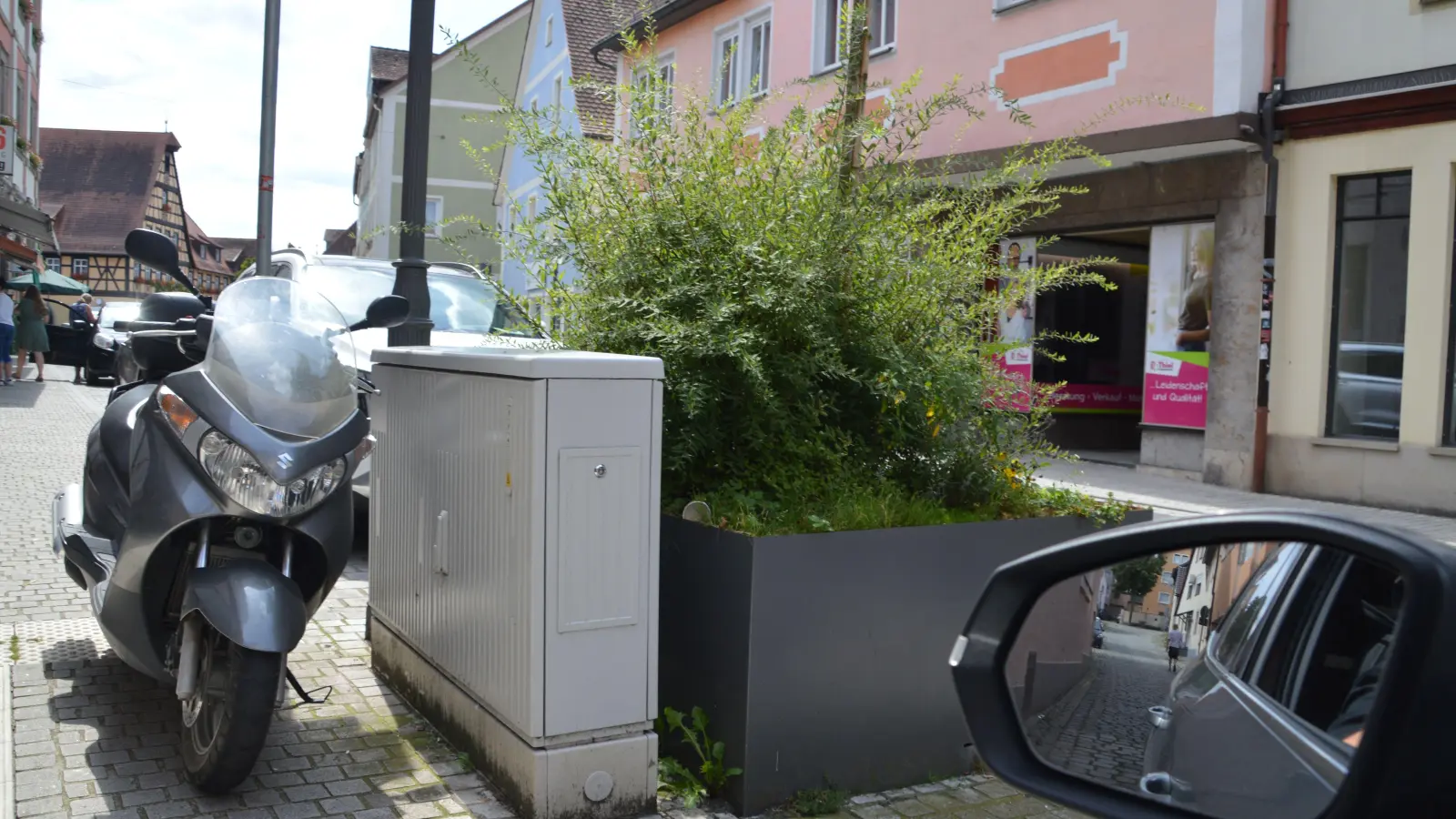 Der Pflanzenkübel versperrt Autofahrern, die von der Vorderen Kellereigasse in die Bamberger Straße einfahren wollen, die Sicht. Eine Anwohnerin sieht darin ein Sicherheitsrisiko. (Foto: Johannes Zimmermann)