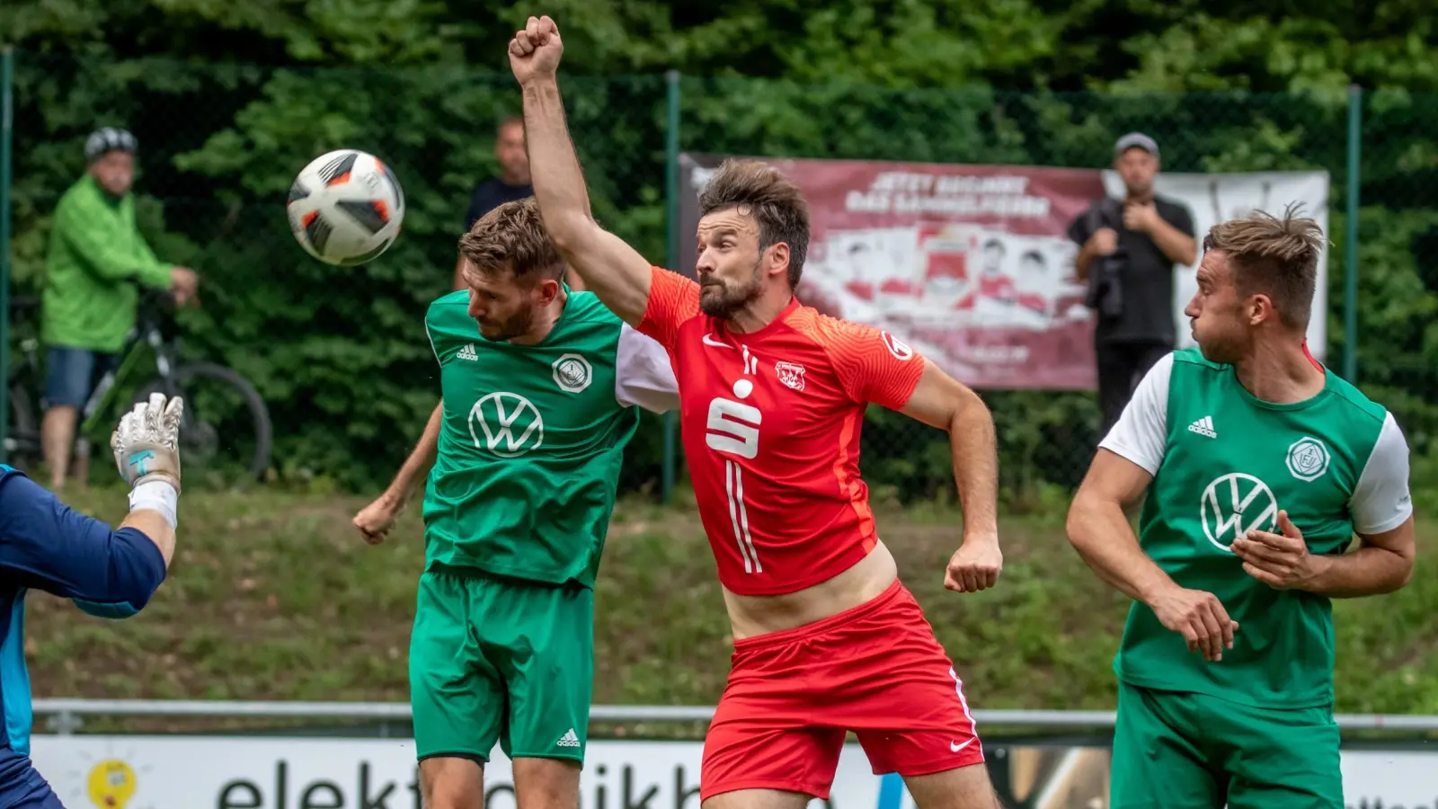 Ich wars: Matthias Arold (rotes Trikot, hier in einem anderen Spiel) köpfte spät den Siegtreffer für Dinkelsbühl im Derby gegen die SG Herrieden. (Foto: Markus Zahn)