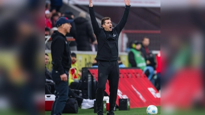 Viel Frust in Köln: Nürnbergs Trainer Miroslav Klose agiert am Spielfeldrand. (Foto: Marius Becker/dpa)