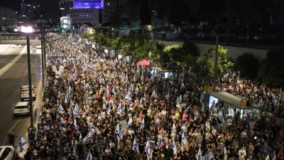 Tausende Demonstranten machen in den Straßen von Tel Aviv Druck auf die israelische Regierung. (Foto: Maya Alleruzzo/AP)