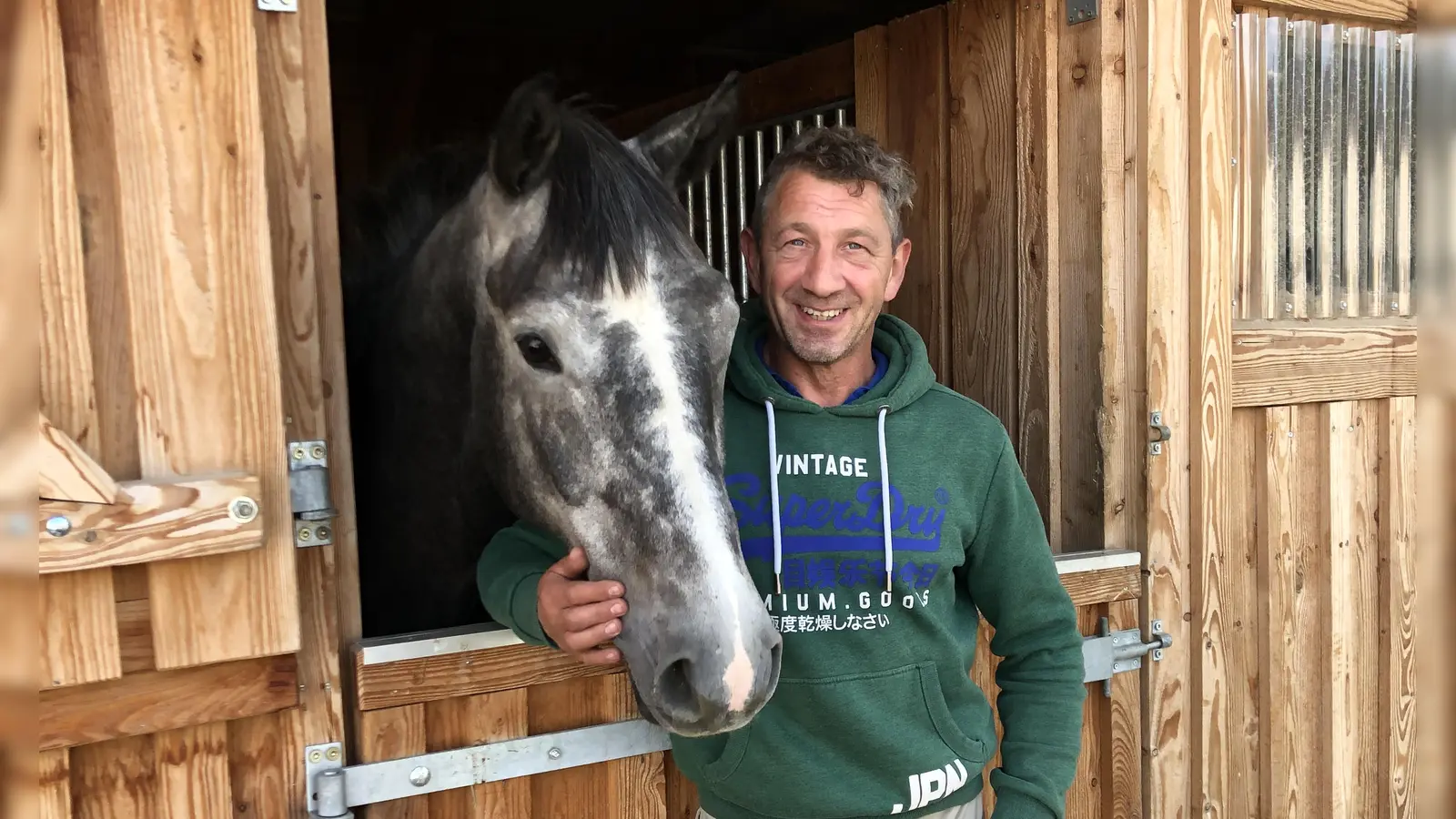 Alexander Klafterböck hat viel Erfahrung mit Tieren: Der Sohn eines Landwirts hat es im Reitsport weit gebracht und will nun in Ansbach die Reitanlage der Alten Ulanen wieder mit Leben erfüllen. (Foto: Florian Pöhlmann)