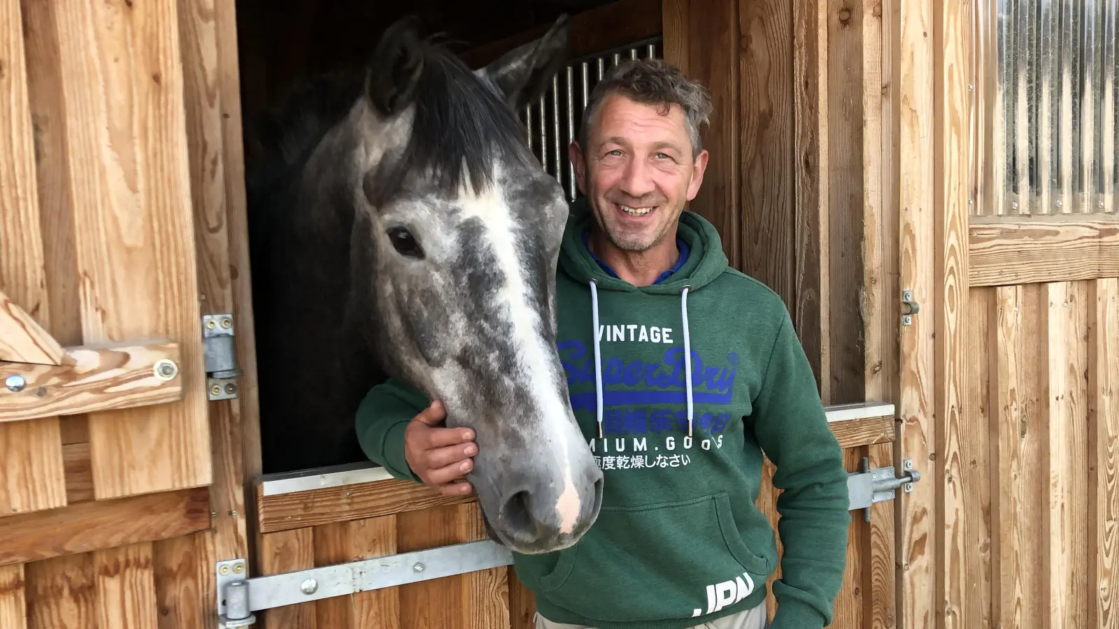 Alexander Klafterböck hat viel Erfahrung mit Tieren: Der Sohn eines Landwirts hat es im Reitsport weit gebracht und will nun in Ansbach die Reitanlage der Alten Ulanen wieder mit Leben erfüllen. (Foto: Florian Pöhlmann)