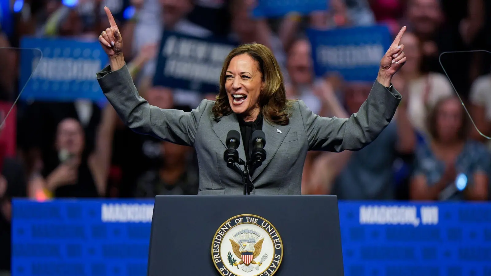 Kamala Harris spricht im besonders umkämpften US-Bundesstaat Wisconsin. (Foto: Morry Gash/AP/dpa)