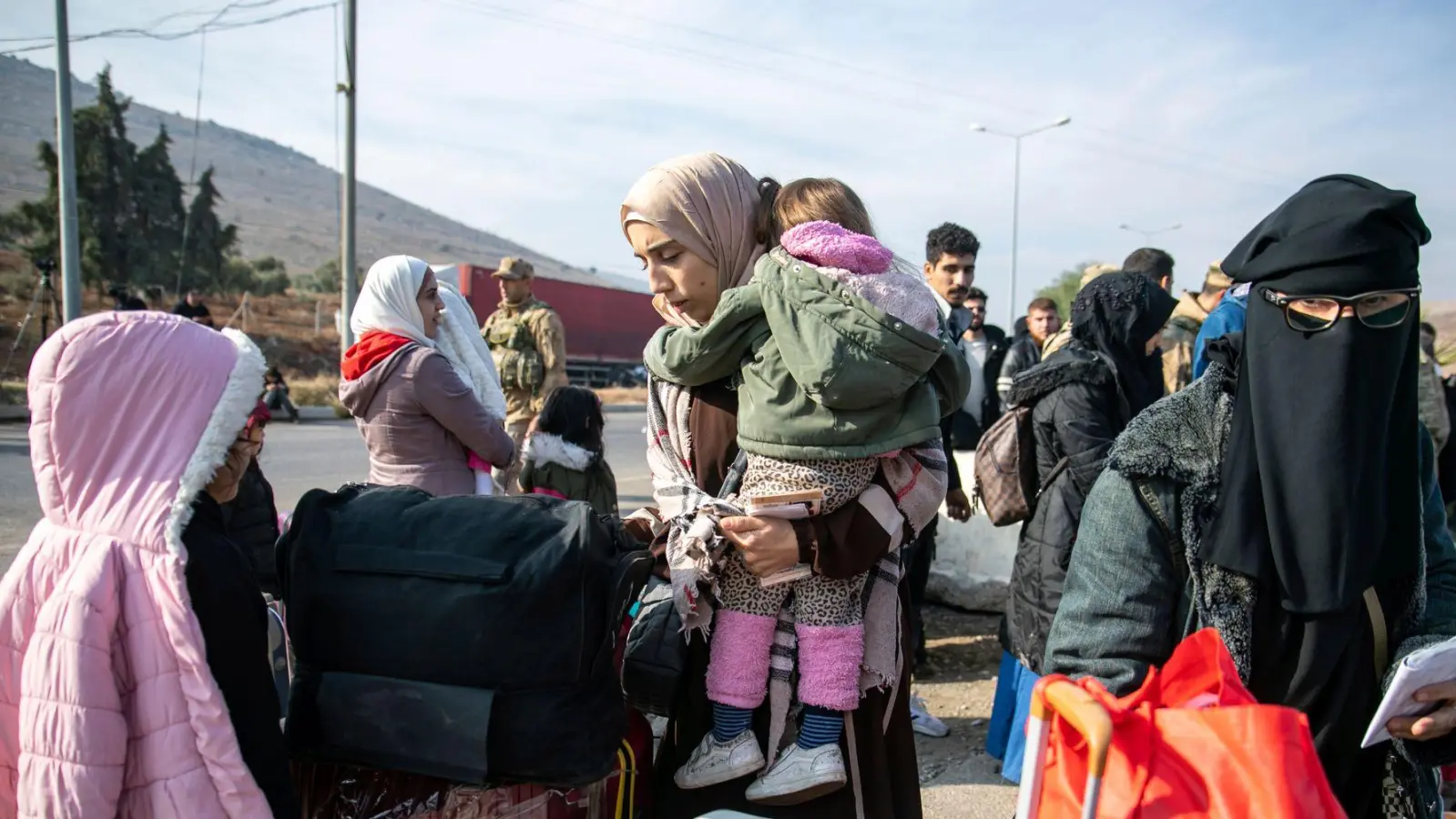 Einige Flüchtlinge kehren aus der Türkei in ihr Heimatland Syrien zurück. Andere warten wegen der noch instabilen Lage lieber ab. (Foto: Metin Yoksu/AP/dpa)