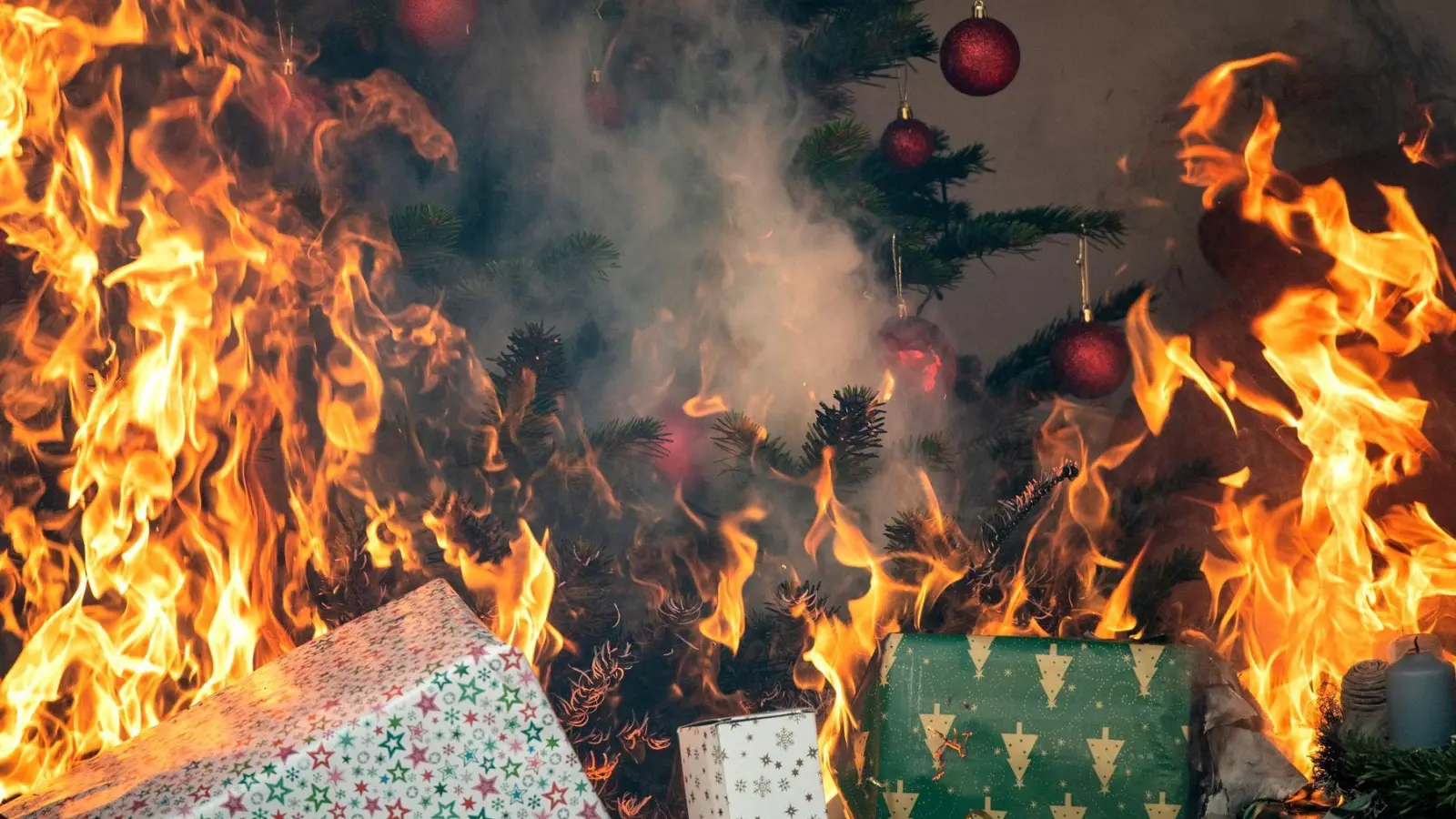 Advent, Advent, die Wohnung brennt: Mit einfachen Vorsichtsmaßnahmen kommt es erst gar nicht so weit. (Foto: Zacharie Scheurer/dpa-tmn)